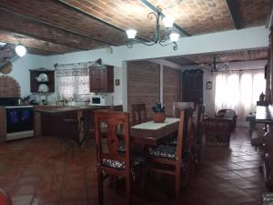 a kitchen and dining room with a table and chairs at Casa Tapalpa in Tapalpa