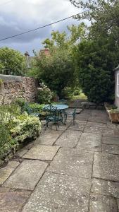 eine Terrasse mit 2 Bänken und einem Tisch in der Unterkunft 4 Bedroom House in the Heart of St Andrews in St Andrews