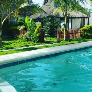 una piscina frente a una casa en Zoah Surf, El Paredón en El Paredón Buena Vista