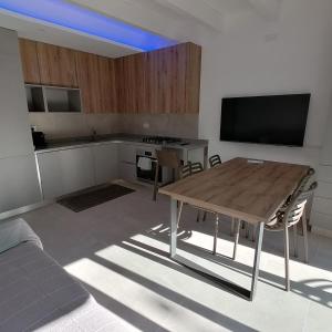 a kitchen with a wooden table in a room at New Marina Apartments in Torri del Benaco