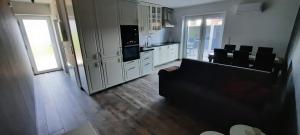 uma sala de estar com um sofá e uma cozinha em Wohnen2a em Harsewinkel