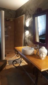 łazienka z umywalką i lustrem w obiekcie Maison du 18é de charme au calme w mieście Idrac-Respailles