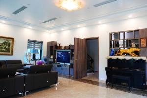 TV/trung tâm giải trí tại 5 Bedrooms Hanoi Get Away Villa With Lake & Mountain View
