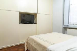 TV a/nebo společenská místnost v ubytování Deluxe apartment with garden in Vomero