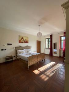 Giường trong phòng chung tại Al Laghetto La Morra
