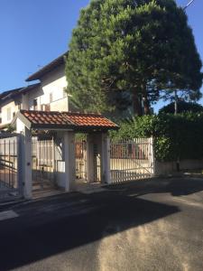 una cerca blanca con una puerta delante de una casa en Casa ARCOBALENO, en Cornaredo