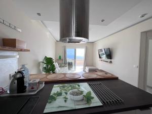 cocina con mesa y vistas al océano en New Deluxe Stunned Seaview 2 bed Apt en Adeje