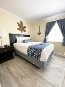 Säng eller sängar i ett rum på Amazing Waterfront Views Resort, Enjoy Heated Pool & Sunset!