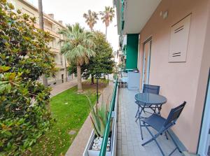 een patio met een tafel en stoelen op een balkon bij Casa di Bubs - By Ligooria in Pietra Ligure