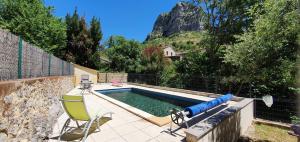 una piscina con un inflable azul en Le Tras Castel, 4 places jardin piscine, en Saint-Jean-de-Buèges