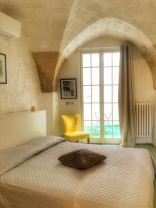 Un dormitorio con una cama grande y una ventana en CASA STELLA, en Lecce