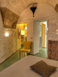1 dormitorio con 1 cama y 1 silla amarilla en CASA STELLA, en Lecce