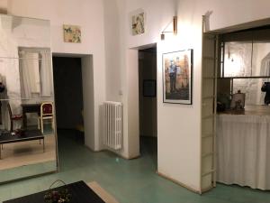 sala de estar con espejo y radiador en CASA STELLA, en Lecce