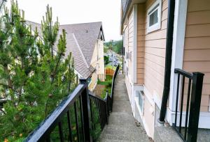 Un balcon sau o terasă la Cozy Renovated Oasis W Private Terrace & Parking