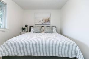 En eller flere senge i et værelse på Cozy Renovated Oasis W Private Terrace & Parking