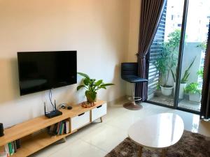 โทรทัศน์และ/หรือระบบความบันเทิงของ Lagom service apartment Ho chi minh city - airport