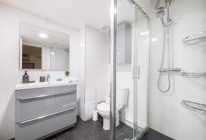 マドリードにあるLas Canarias de Atochaの白いバスルーム(トイレ、シャワー付)