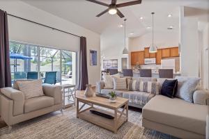 パーム・コーストにあるWHISPERING PALM Newly renovated cozy fenced in pool home - sleeps 8のソファ2つとテーブルのあるリビングルーム