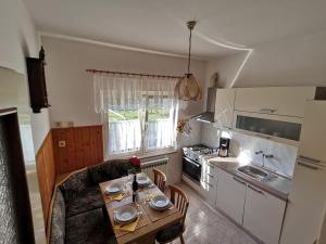 Kuchyň nebo kuchyňský kout v ubytování Apartment Grzin