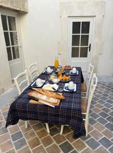 una mesa con un plato de comida. en Le Regardeur, en Saint-Rémy-de-Provence