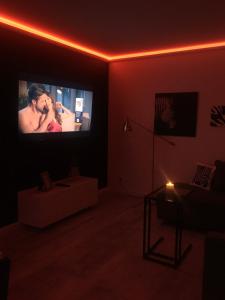 Televízia a/alebo spoločenská miestnosť v ubytovaní Apartament Miętowa Zebra