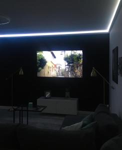 Televízia a/alebo spoločenská miestnosť v ubytovaní Apartament Miętowa Zebra