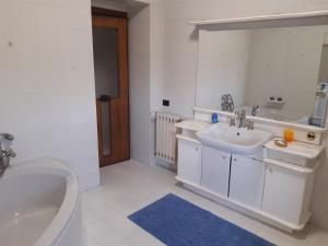 Bathroom sa Residenza Caserta Sud - Appartamento con giardino
