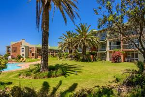 un resort con piscina e palme di 36 At Brookes a Summerstrand