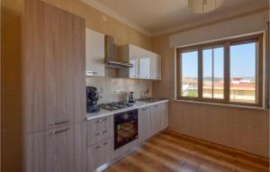 A cozinha ou cozinha compacta de Lovely Apartment In Marina Di Stringoli With House Sea View