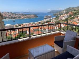 balcón con sillas y vistas al agua en Solila apartment, en Dubrovnik