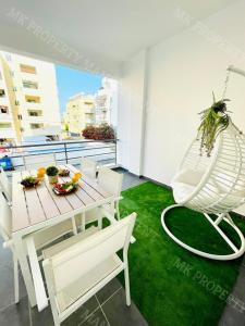 Afbeelding uit fotogalerij van Stunning Two Bedroom Apartment!! in Larnaka