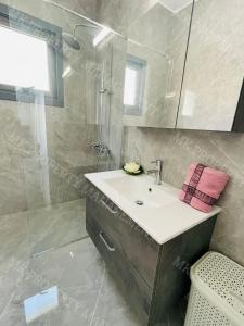 Een badkamer bij Stunning Two Bedroom Apartment!!