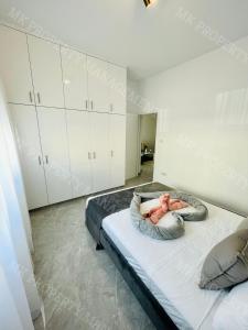 Een bed of bedden in een kamer bij Stunning Two Bedroom Apartment!!