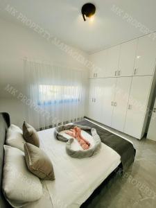 um bebé deitado numa cama num quarto em Stunning Two Bedroom Apartment!! em Lárnaca