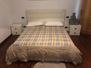 una camera con un letto e due comodini di Villa met apartment a Corropoli