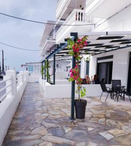 eine Terrasse mit Steinboden und Pflanzen in einem Gebäude in der Unterkunft Eantos Studios and Suites in Peraia