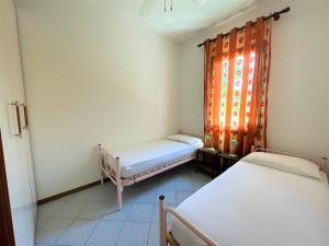 een kleine kamer met 2 bedden bij Villa Giulia in Bibione