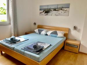 sypialnia z łóżkiem z ręcznikami w obiekcie Apartmani Janja w Krku
