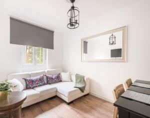 salon z białą kanapą i stołem w obiekcie El Hogar de Betania w Madrycie