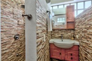 uma casa de banho com um lavatório e um espelho em Casa Mariposa 2 BR in Playa Chiquita em Punta Uva