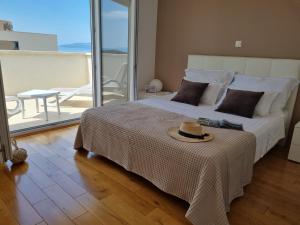 Postel nebo postele na pokoji v ubytování Apartments Ema near beach