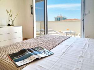 Postel nebo postele na pokoji v ubytování Apartments Ema near beach