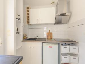 Kuchyňa alebo kuchynka v ubytovaní Appartement La Jarne, 2 pièces, 4 personnes - FR-1-535-35