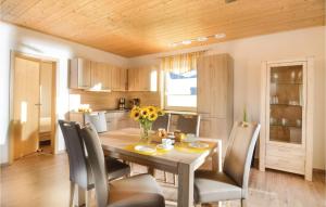 ein Esszimmer mit einem Tisch und Stühlen sowie eine Küche in der Unterkunft Ferienhaus 11 Altefhr in Altefähr