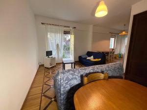 una sala de estar con un sofá y una mesa en Suite Sweet Dreams - Sanremo, en San Remo