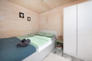Ein Bett oder Betten in einem Zimmer der Unterkunft Nowy domek nad jeziorem, 26km od Sopotu