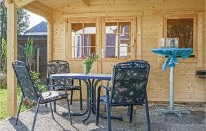 einen Tisch und Stühle vor einer Hütte in der Unterkunft Ferienhaus 44 Altefhr in Altefähr