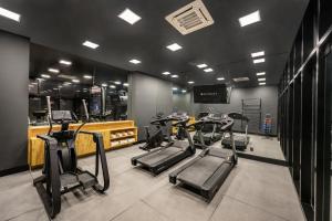 ein Fitnessstudio mit mehreren Laufbändern und Ellipsentrainern in der Unterkunft Intercity Canoas in Canoas