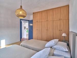 Ένα ή περισσότερα κρεβάτια σε δωμάτιο στο Leticia Villa with pool with amazing sea views, Paros