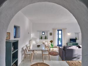 Predel za sedenje v nastanitvi Leticia Villa with pool with amazing sea views, Paros